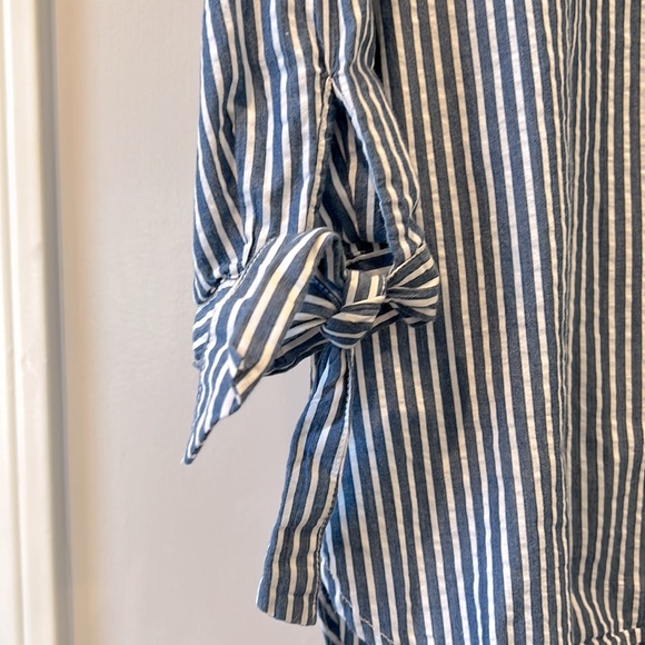 💙 H&M Blue & White Striped V-Neck Top in Size 2 🛥️ - Picture 2 of 6